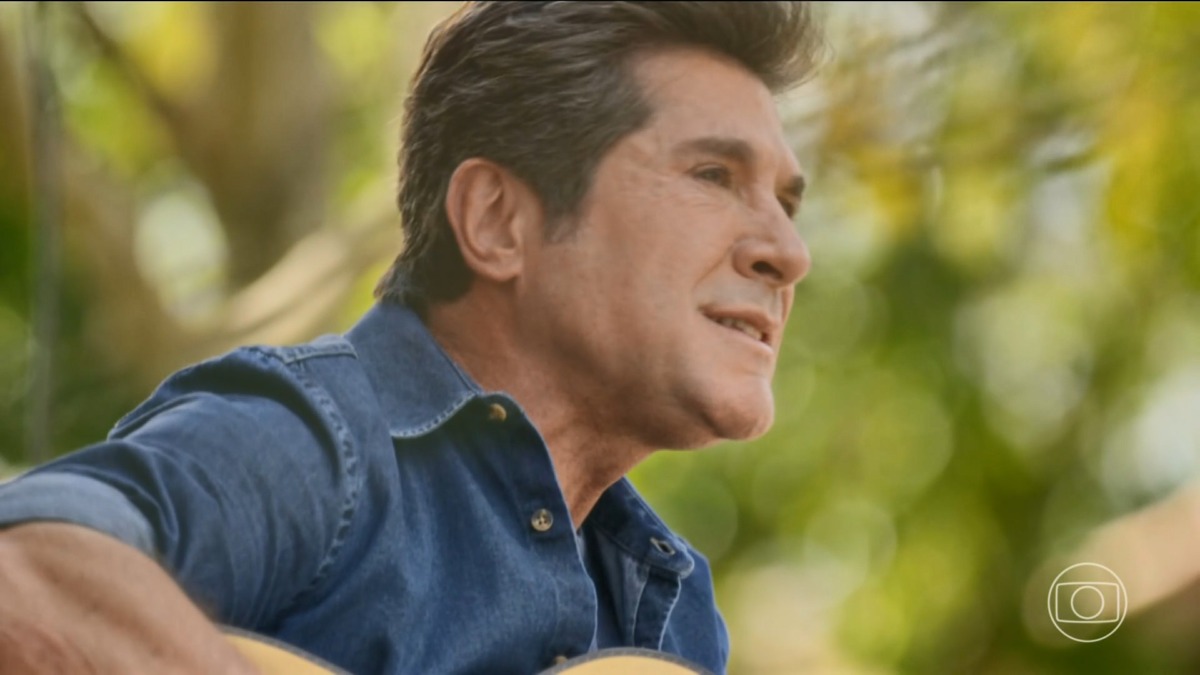 Cantor Daniel tocando violão no Viver Sertanejo