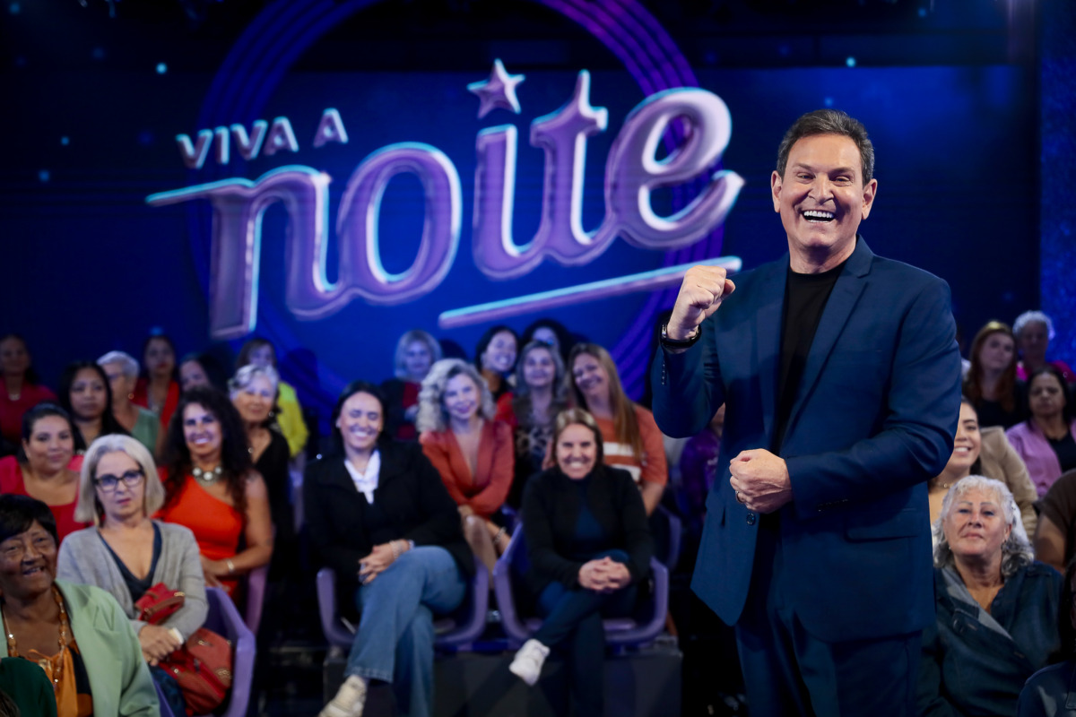Luís Ricardo em frente ao logo do Viva a Noite