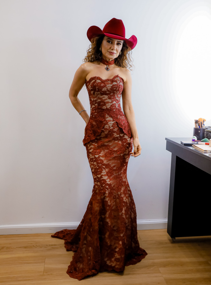 Paula Fernandes mostra um longo vestido vermelho e chapéu vermelho no camarim do SBT