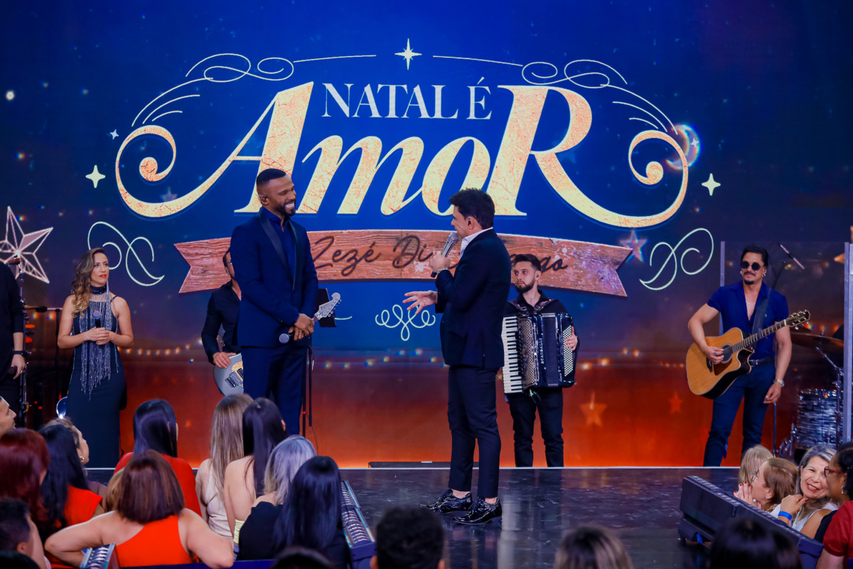 Zezé Di Camargo e Alexandre Pires  conversando no palco