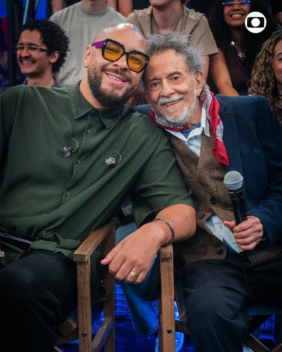 Ton Carfi e Tom Zé sentados lado a lado no Altas Horas