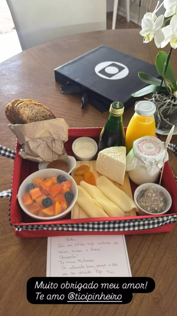 Registros dos stories de Cesar Tralli mostrando uma cesta de café da manhã, que foi presente de Ticiane Pinheiro