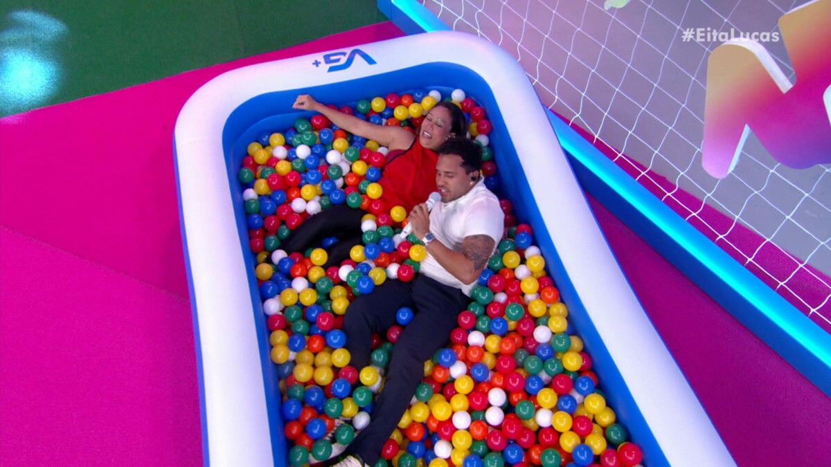Lucas Guimaraes na piscina de bolinhas