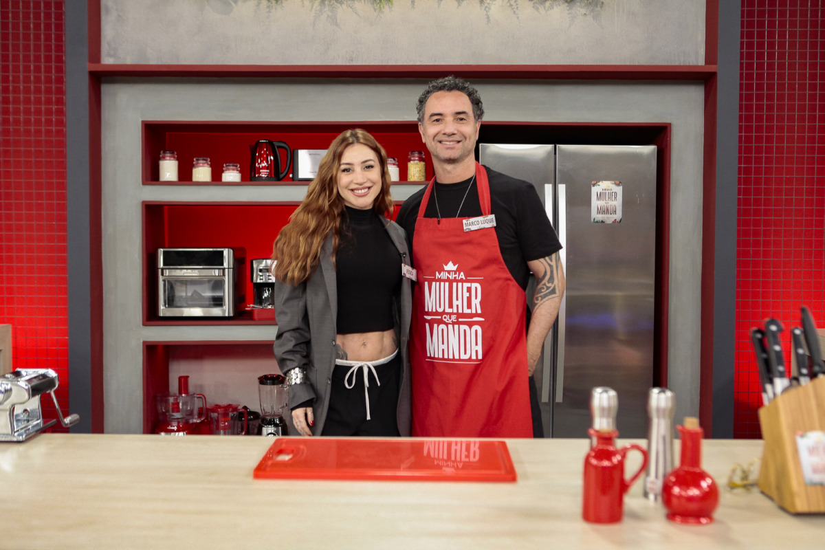 Marco Luque e Jessica Correia na cozinha vermelha