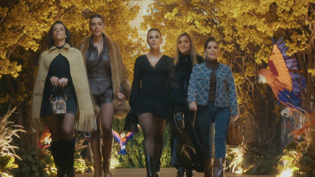 cinco mulheres ricas caminhando lado a lado com roupas de grife em cena da série do Globoplay Poderosas do Cerrado