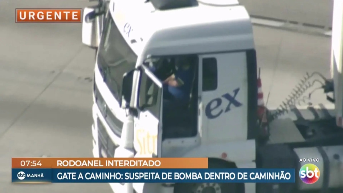 Imagem do Helicóptero do SBT se aproxima do caminhão atravessado na pista, mas com a imagem mais embaçada