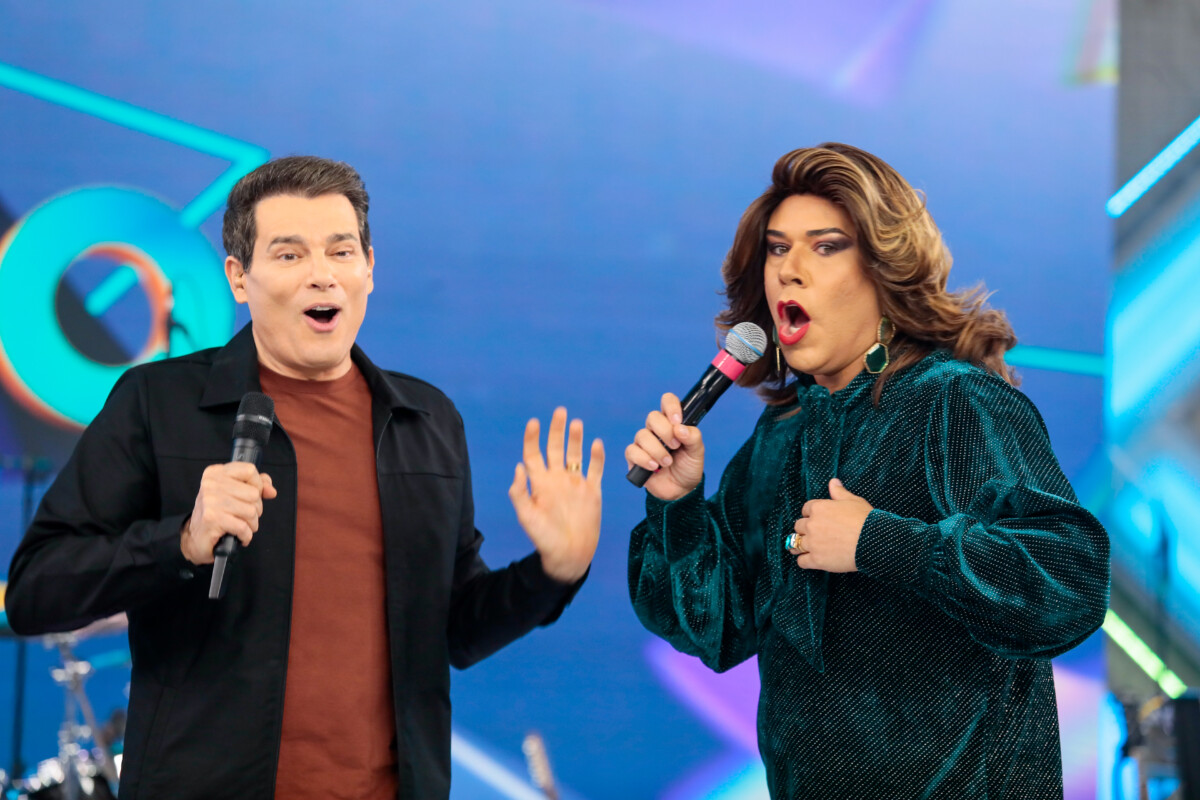 Celso Portiolli e Narcisa sorridentes no palco