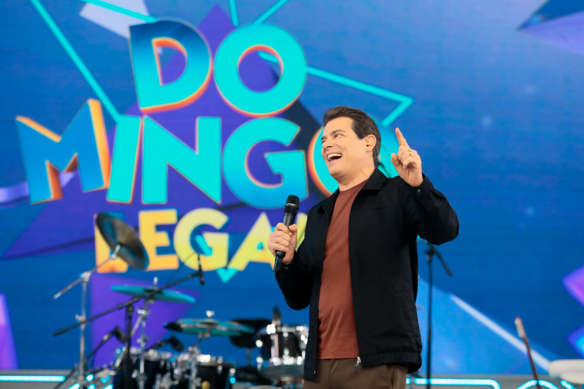 Celso Portiolli aponta para o alto