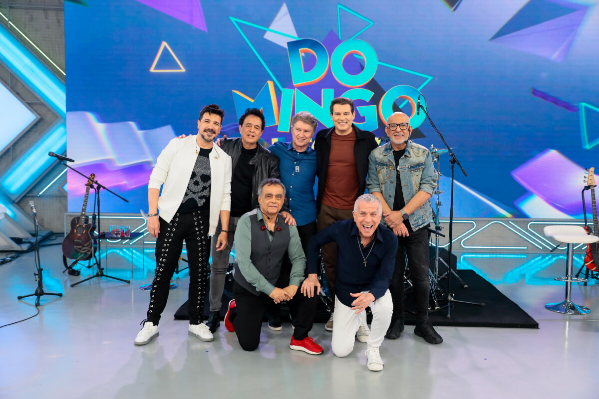 Banda Roupa Nova abraça o apresentador Celso Portiolli