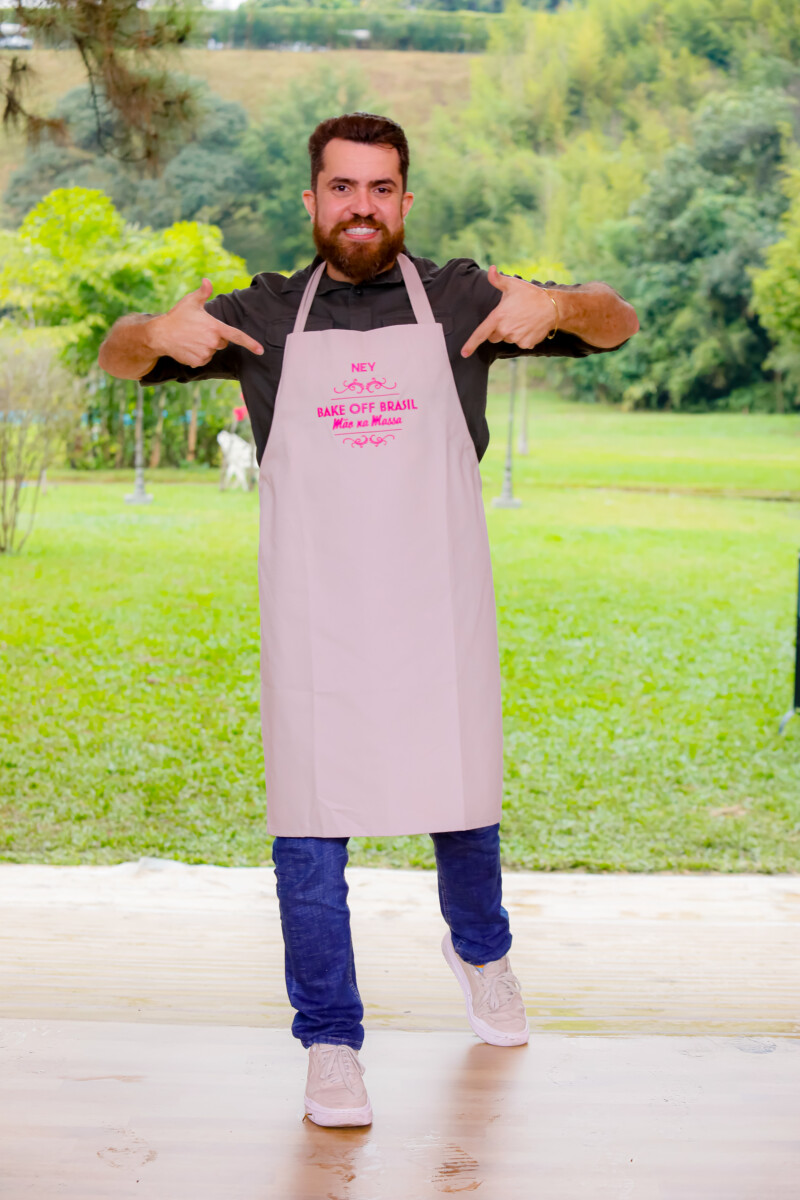 Ney aponta para o avental do reality show