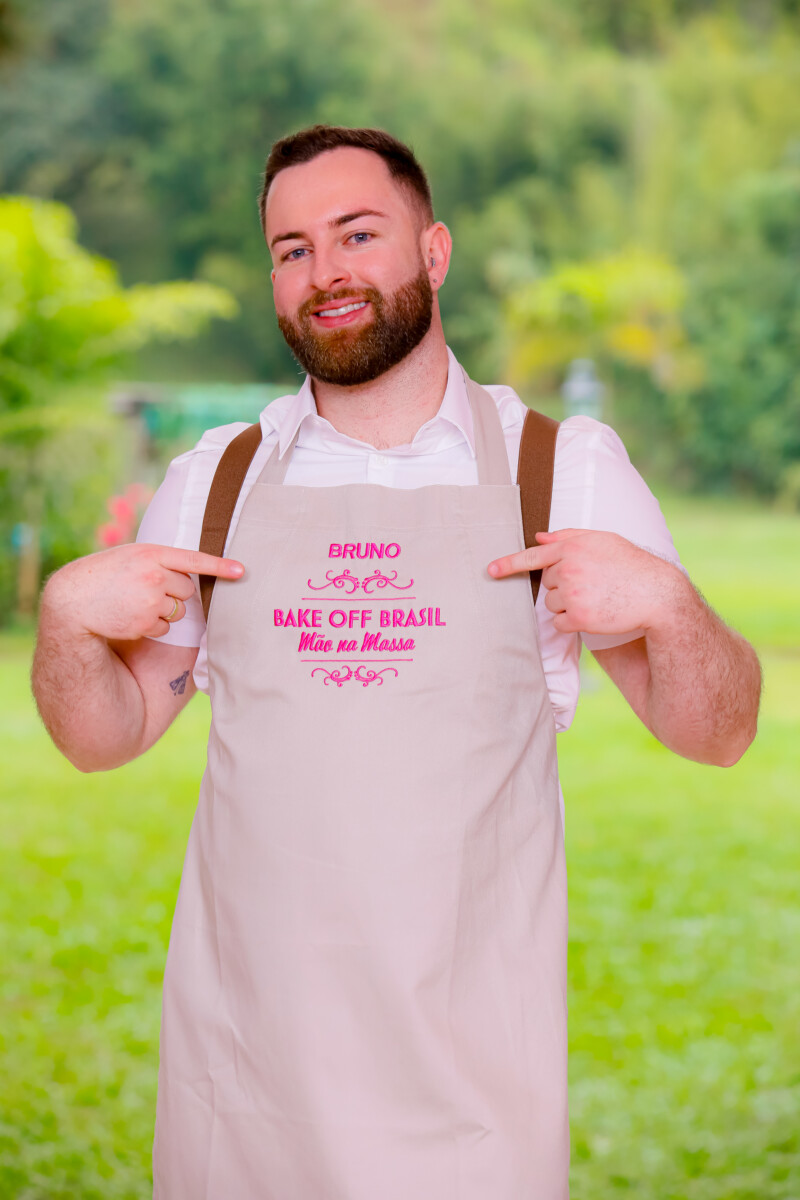 Bruno aponta para o avental do reality show