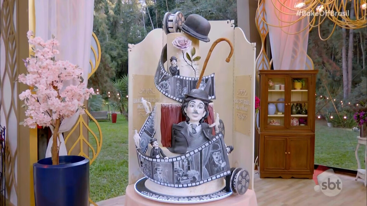 Bolo Charlie Chaplin montado na bancada do Bake Off Brasil