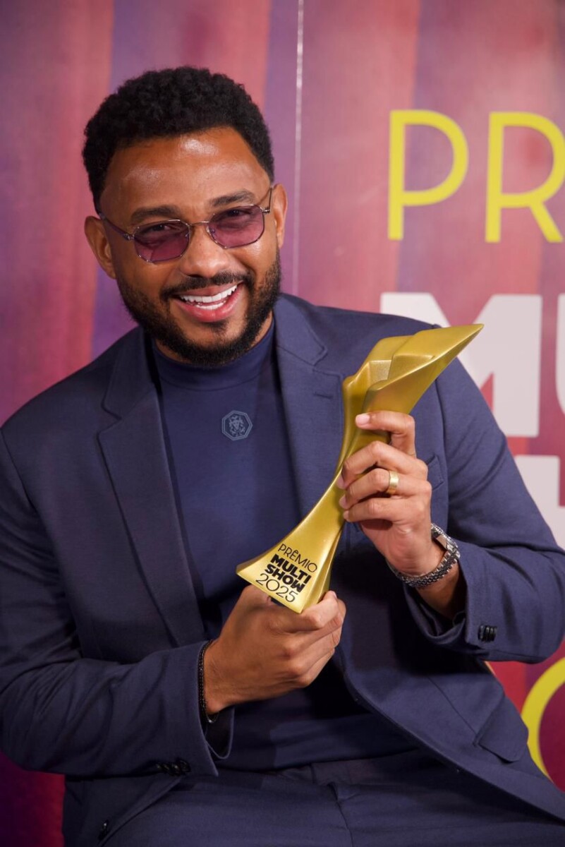 Eli Soares segura troféu do Prêmio Multishow