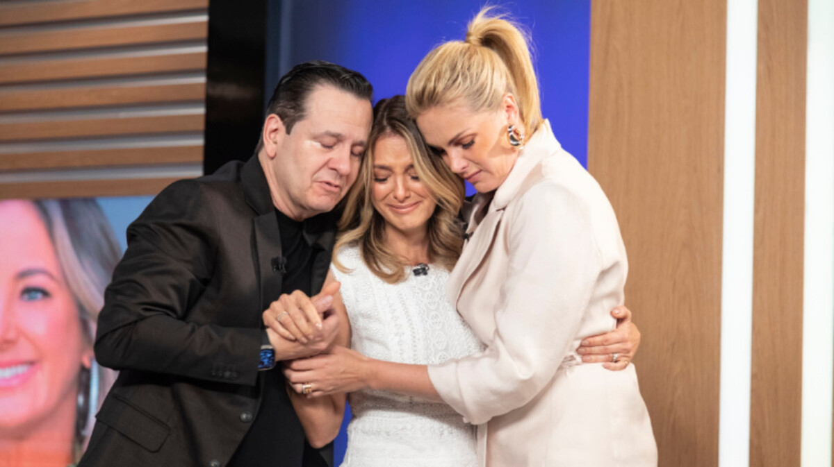 Ticiane Pinheiro abraçada a Celso Zucatelli e Ana Hickmann ambos chorando no estúdio do Hoje em Dia na RECORD