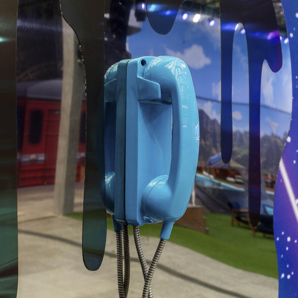 Big Fone Azul, localizado perto da piscina