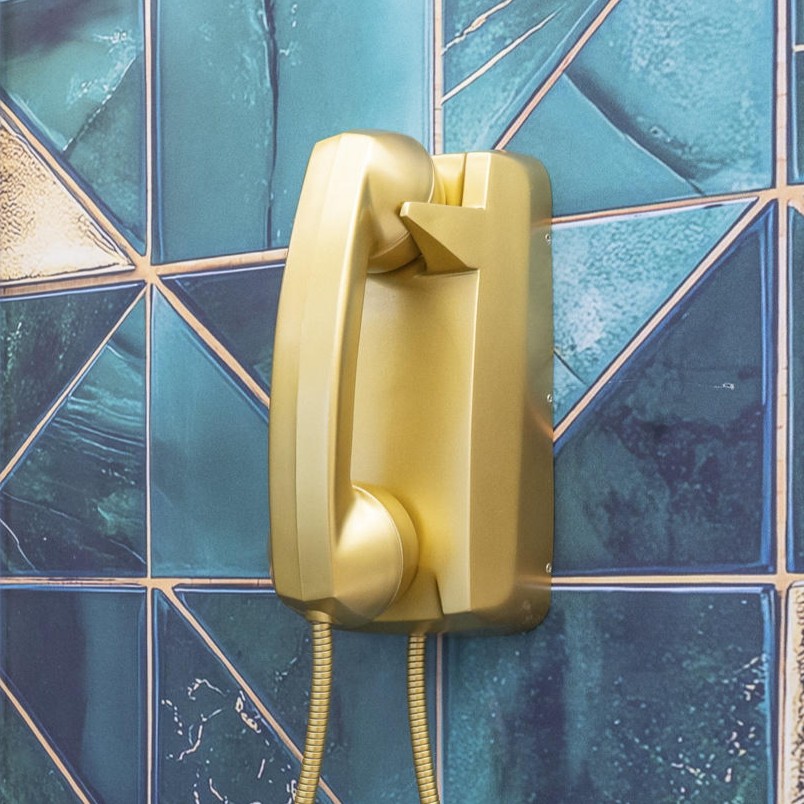 Big Fone Dourado, posicionado ao lado da sala