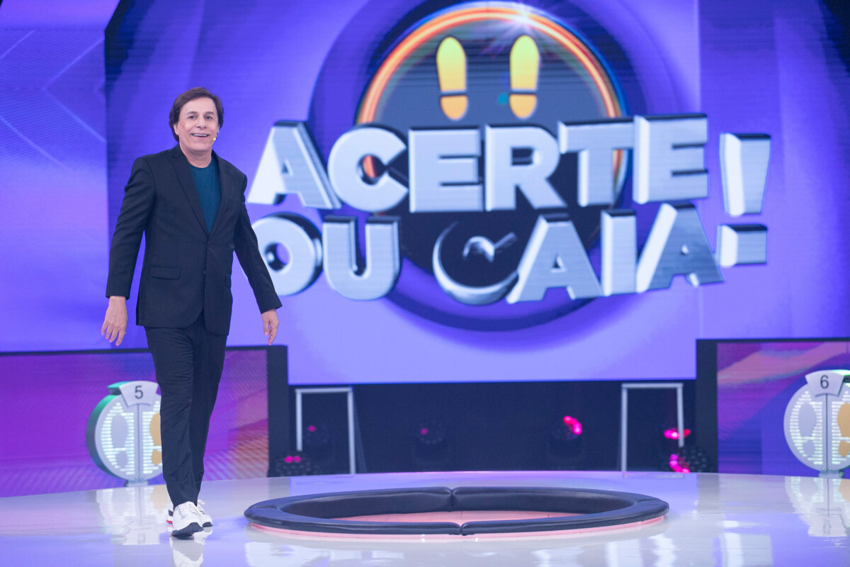 Tom Cavalcante no centro do palco do Acerte ou Caia! perto do famoso buraco