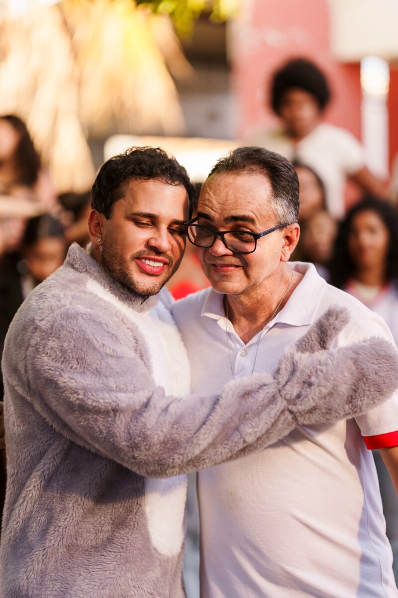 Lucas vestido de coelho abraça Fabrício